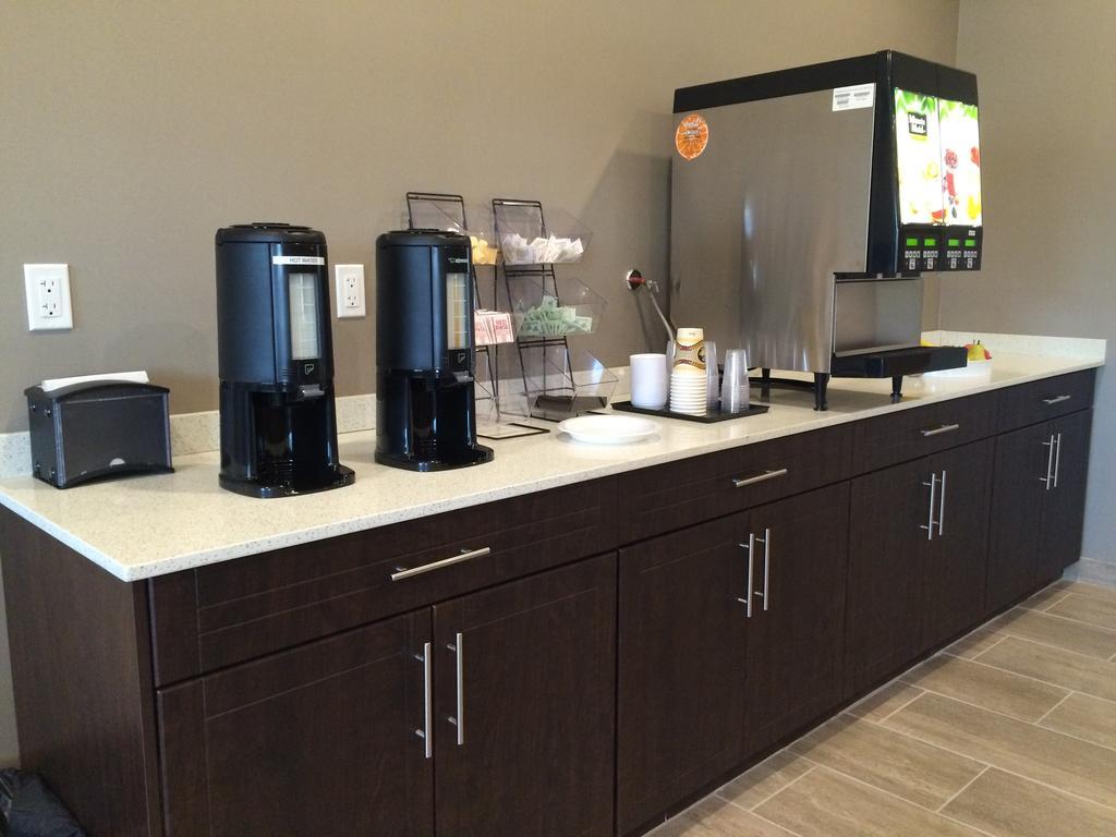 Meridian Inn & Suites Lloydminster Zewnętrze zdjęcie