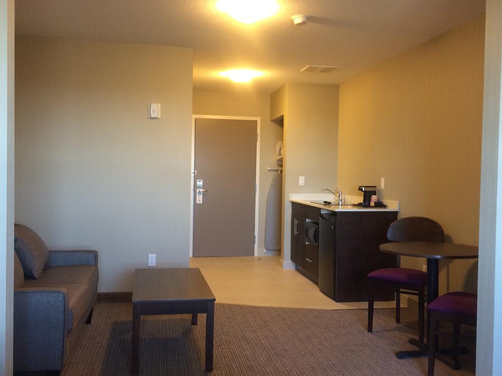 Meridian Inn & Suites Lloydminster Zewnętrze zdjęcie